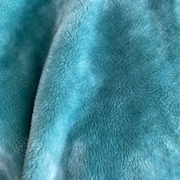 Superior Wrinkle Resistant Plush Throw, 51’’x 73’’ - Picture 3 of 8